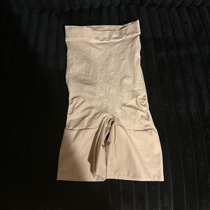 Skims Butt Lifting Shorts • New • Never Worn • Medium • Cream